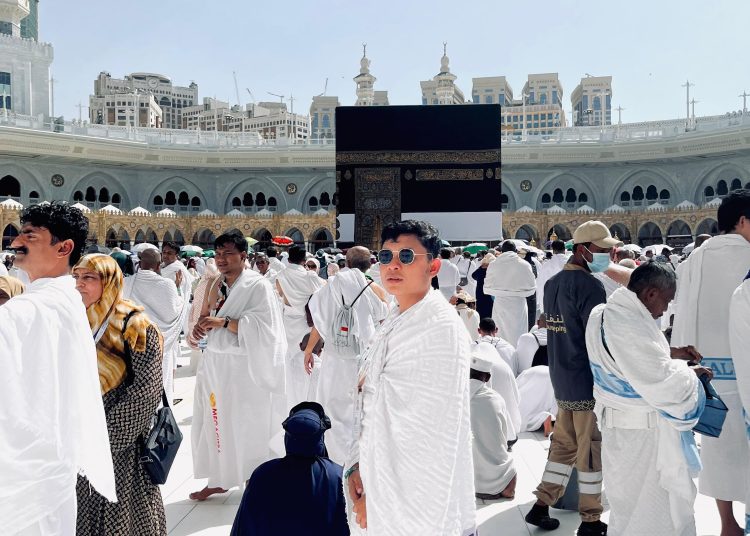 Yazid Hulaini Habbani Nasution,  jemaah haji termuda Kloter 09 KNO (tengah) saat berada di Masjidil Haram, Mekkah.(Satunusantara news/HO-Humas PPIH Debarkasi Medan).