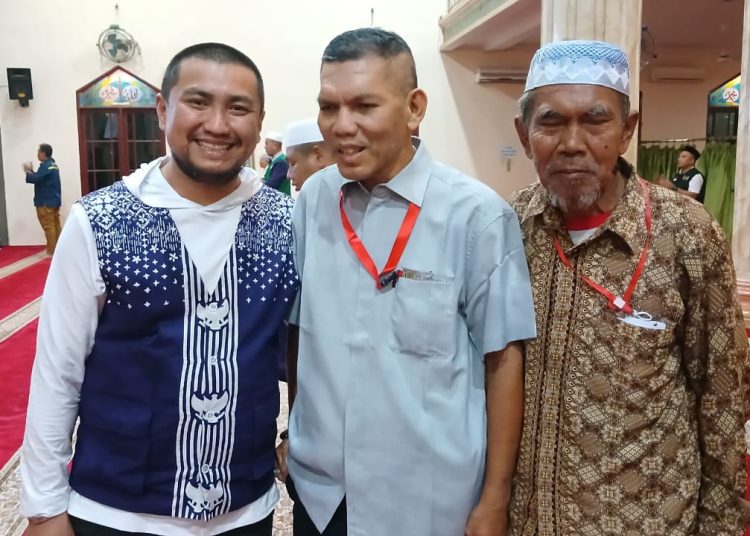 Bupati Labura, Dr. Yendri Yanto Sitorus (kiri) saat diwawancarai wartawan di Masjid Namiroh Asrama Haji Medan.(Satunusantara news/Munawar).