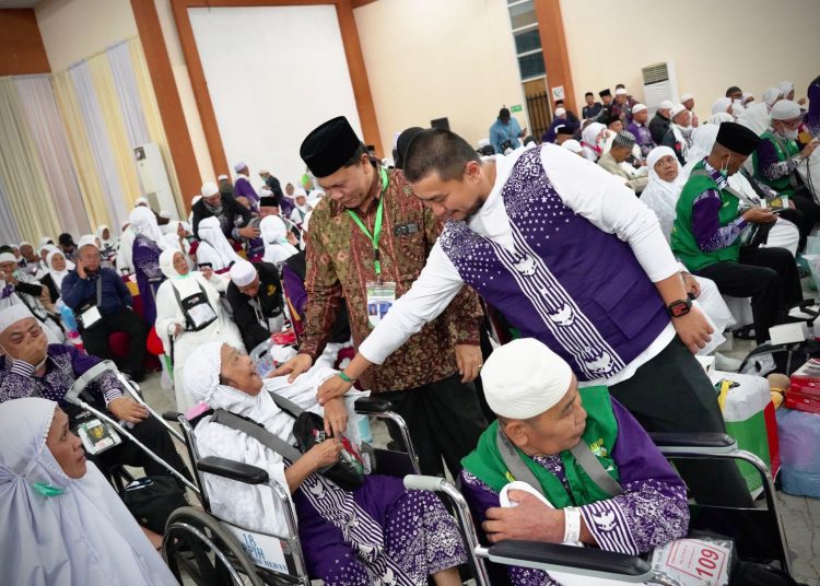 Bupati Labura, Dr.Yendri Yanto Sitorus,SE.M.M (kanan) saat bersalaman dengan jemaah haji lansia di Kloter 03 Debarkasi Medan, saat berada di Asrama Haji Medan.(Satunusantara news/HO-Humas PPIH Debarkasi Medan).