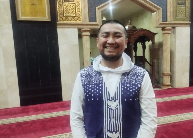 Bupati Labura  Dr. Yendri Yanto Sitorus, SE, MM, jemaah haji Kloter 03 Debarkasi Medan,  saat berada di Masjid Namiroh Asrama Haji Medan.(Satunusantara news/Munawar).