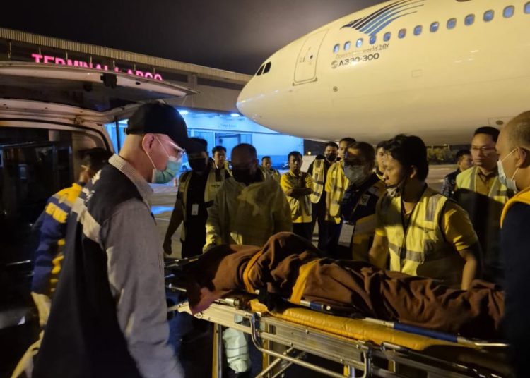 Seorang jemaah haji atas nama Nurmalis (52) asal Kabupaten Deli Serdang, yang tergabung di Kloter 04 Debarkasi Medan, wafat saat tiba Bandara KNIA Kabupaten Deli Serdang.(Satunusantara news/HO-Humas PPIH Debarkasi Medan).