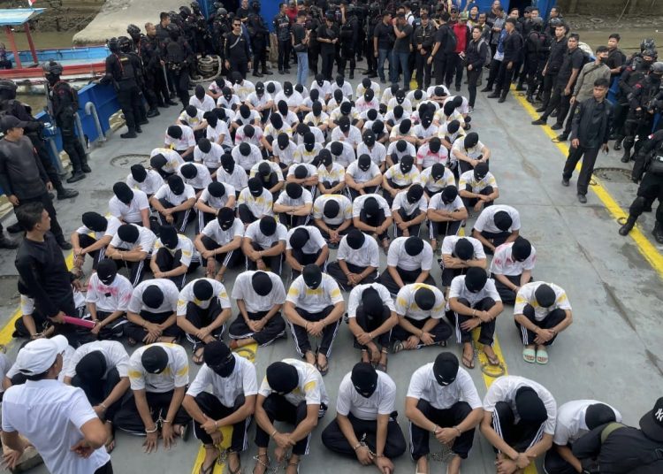 Sebanyak 100 napi kategori risiko tinggi kasus narkoba dari berbagai Lapas dan Rutan di Sumatera Utara, ipindahkan ke Lapas Super Maximum Security di Pulau Nusakambangan, Jawa Tengah.(Satunusantara news/HO- Ditjenpas).