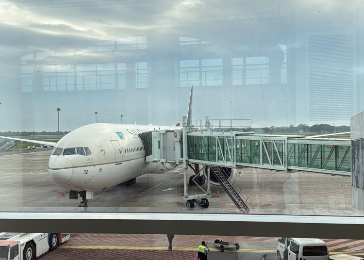 Pesawat Saudia SV-5726 rute Jeddah - Jakarta, saat melakukan pengalihan pendaratan (divert) ke Bandara Kualanamu Deli Serdang,  sekira pukul 10.44 WIB, setelah diketahui adanya ancaman terhadap keamanan dan keselamatan.(Satunusantara news/HO-PT Angkasa Pura Aviasi Bandara Kualanamu).