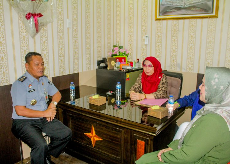 Kadiv Pelayanan Hukum Kanwil Kemenkum Sumut, Sahata Marlen Situngkir (kiri)  saat  melakukan koordinasi dengan Pengda INI Sibolga, Ibu Megawati (tengah) di Kota Sibolga.(Satunusantara news/HO-Kanwil Kemenkum Sumut).