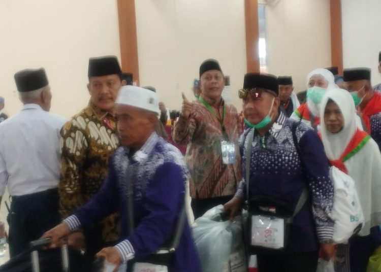 Ketua PPIH Debarkasi Medan, H .Ahmad Qosbi (tengah) ikut terlihat mengatur jemaah haji Kloter 06 asal Kabupaten Langkat saat meninggalkan Aula 1 Madinatul Hujaj Asrama Haji Medan.(Satunusantara news/Munawar).,