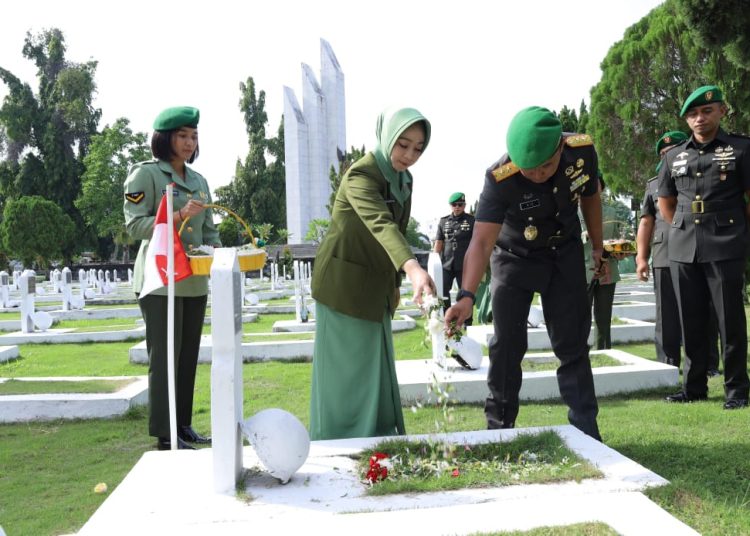 Pangdam I/BB  Mayjen TNI Rio Firdianto (kanan) saat  ziarah dan tabur bunga di TMP Bukit Barisan Medan, dalam rangka memperingati HUT ke-75 Kodam I/BB.(Satunusantara news/HO-Pendam I/BB).