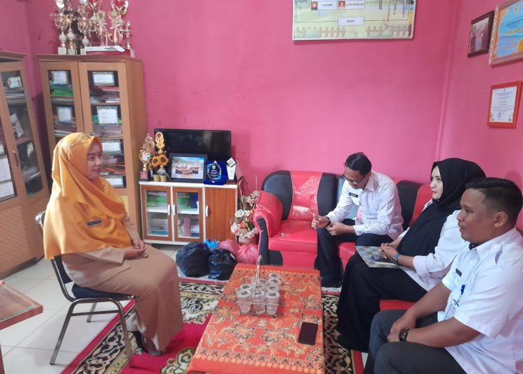 Koordinator Perancang Peraturan Perundang-undangan, Kanwil Kemenkum Sumut Eka Sihombing (empat kanan) saat 
kegiatan fasilitasi harmonisasi regulasi tentang Ranperda RPJMD Provinis Sumut  Tahun 2025–2029.(Satunusantara news/HO-Kanwil Kemenkum Sumut).