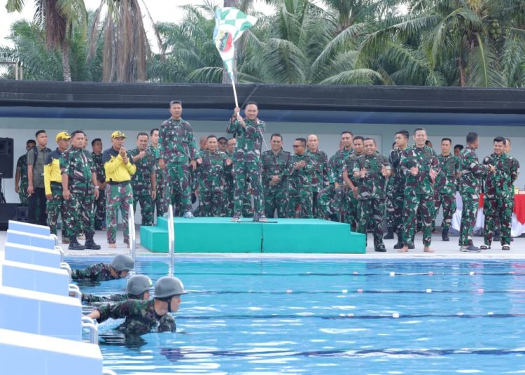 Pangdam I/BB Mayjen TNI Rio Firdianto (tengah) saat mengibarkan bendera tanda dimulainya lomba renang militer dalam rangka memperingati HUT ke-75 Kodam I/BB di Kolam Renang Tirta Ksatria Yonif 121/Macan Kumbang, Kabupaten Deli Serdang.(Satunusantara news/HO-Pendam I/BB).
