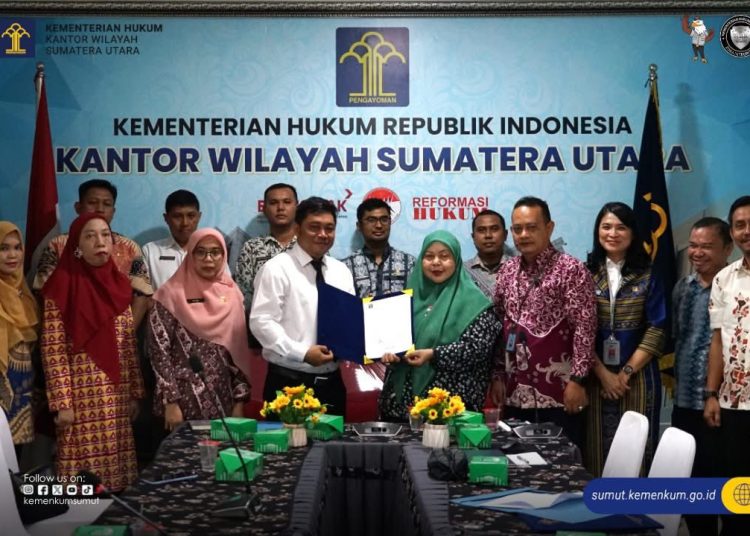 Koordinator Perancang Peraturan Perundang-undangan, Kanwil Kemenkum Sumut Eka Sihombing ( empat kanan) saat kegiatan fasilitasi harmonisasi terhadap regulasi Ranperda tentang RPJMD Provinsi Sumut  Tahun 2025–2029.(Satunusantara news/HO-Kanwil Kemenkum Sumut).