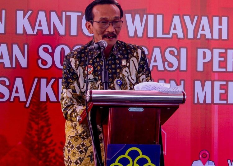 Kakanwil Kemenkum Sumut, Ignatius Mangantar Tua Silalahi,  saat membuka sosialisasi pengesahan Koperasi dan pameran layanan AHU serta UMKM di Waterfront City, Pangururan, Kabupaten Samosir.(Satunusantara news/HO-Kanwil Kemenkum Sumut).