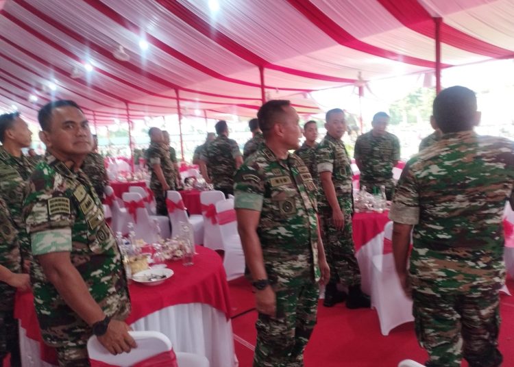 Pangdam I/BB Mayjen TNI Rio Firdianto (tengah) kelihatan berkumpul dengan para Dandim  dan Danyon pada acara  syukuran HUT)  Kodam I/BB yang ke-75 di Lapangan Makodam I/BB.(Satunusantara news/Munawar)