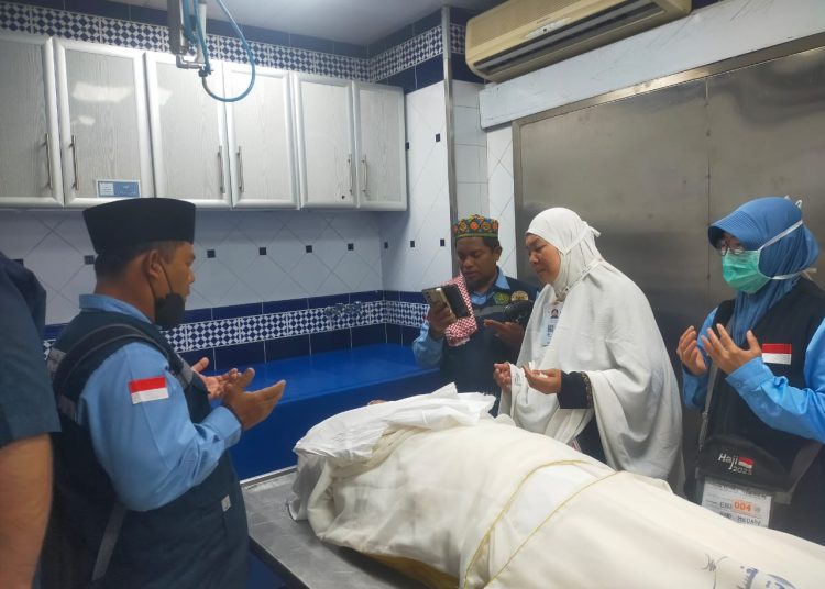 Jemaah haji Kloter 09 KNO, saat mendoakan Erwin Dasnir Tanjung (58) yang  wafat di RS King Abdul Aziz Mekkah.(Satunusantara news/HO-Humas PPIH Debarkasi Medan).