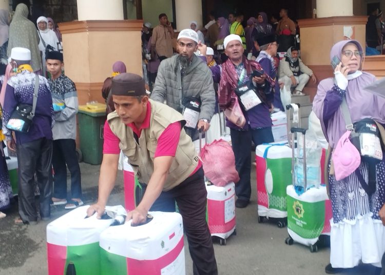 Jemaah haji Kloter 08 Debarkasi Medan, saat meninggalkan  Asrama Haji Medan.(Satunusantara news/Munawar).