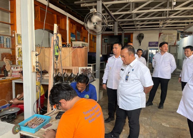 Inspektur Wilayah I , Iwan Santoso (tengah) saat menyaksikan warga binaan Rutan Kelas I Medan, membuat berbagai ketrampilan dan hasil karya.(Satunusantara news/HO-Rutan Medan).
