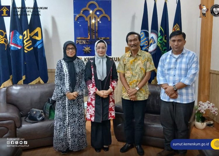 Kakanwil Kemenkum Sumut, Ignatius Mangantar Tua Silalahi (dua kanan) foto bersama dengan pemilik Galeri Kampung Batik Brandan, Kabupaten Langkat, Ridhani Agustina, di Kanwil Kemenkum Sumut.(Satunusantara news/HO-Kanwil Kemenkum Sumut)