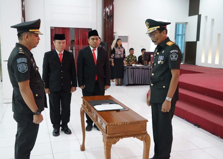Kakanwil Kemenkuham Sumut,  Ignatius Mangantar Tua Silalah (kanan) saat  melantik dan mengambil sumpah jabatan satu orang pejabat fungsional non-manajerial sebagai Perancang Peraturan Perundang-undangan Ahli Madya, di Kanwil Kemenkum Sumut.(Satunusantara news/HO-Kanwil Kemenkum Sumut).