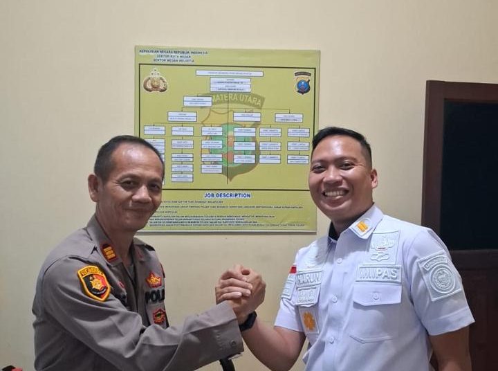 Ka.Kpr Rutan Kelas I Medan Harun Al Rasyid (kanan) salam komando bersama Wakapolsek Helvetia, AKP M. Syarief Ginting.(Satunusantara news./HO-Rutan Medan).