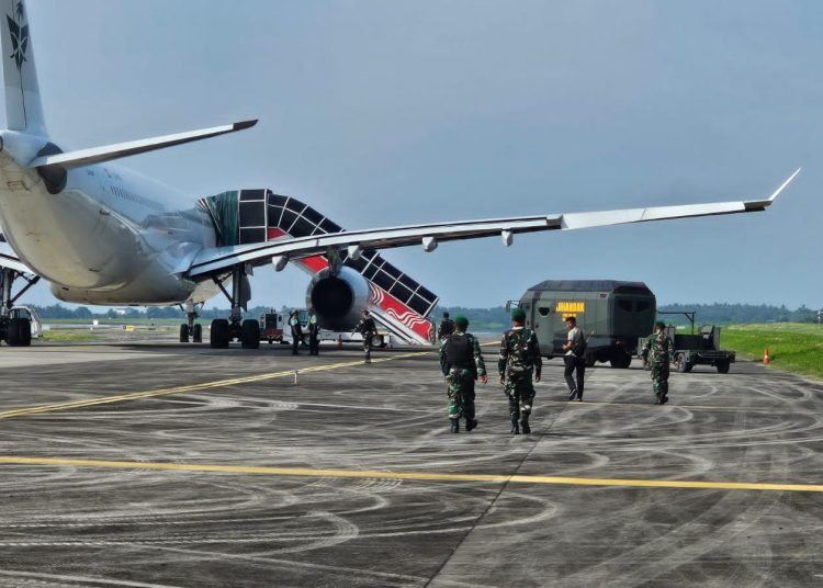 Pesawat Saudi Arabian Airlines dengan nomor penerbangan SVA 5688 yang melayani rute Jeddah – Muscat Oman – Surabaya melakukan pendaratan darurat di Bandara Internasional Kualanamu, Deli Serdang.(Satunusantara news/HO-Dokumentasi).