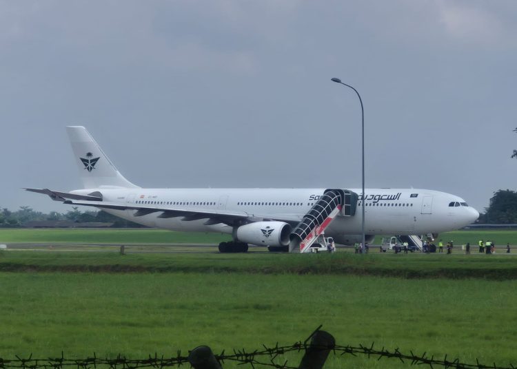 Pesawat Saudia SV-5688 mendadak mendarat di Bandara Internasional Kualanamu, Deli Serdang akibat ancaman bom.(Satunusantara news/HO-Dokumentasi)