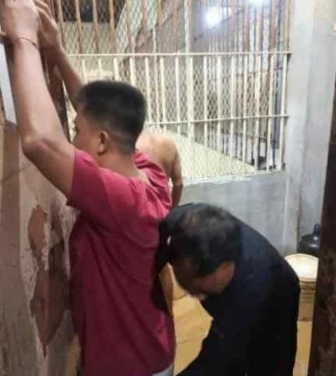 Petugas Rutan Kelas I Labuhan Deli (kanan) saat menggeledah salah seorang warga binaan di  blok hunian di Rutan Labuhan Deli.(Satunusantara news/HO-Rutan Labuhan Deli).