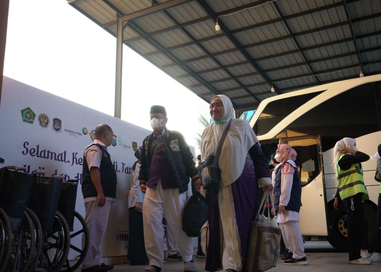 Jemaah haji Kloter 09 Debarkasi Medan, saat tiba dengan menggunakan angkutas Bus Damri di Asrama Haji Medan.(Satunusantara news/HO-Humas PPIH Debarkasi Medan)