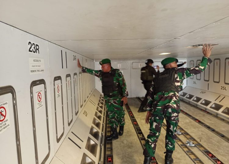 Tim Jihandak Yonzipur 1/DD dikerahkan untuk melakukan sterilisasi  Pesawat Saudi Arabian Airlines SV-5688 yang melakukan pendaratan darurat di Bandara Internasional Kualanamu, Kabupaten Deli Serdang,  menyusul laporan adanya ancaman bom dalam penerbangan. (Satunusantara news/HO-Pendam I/BB).