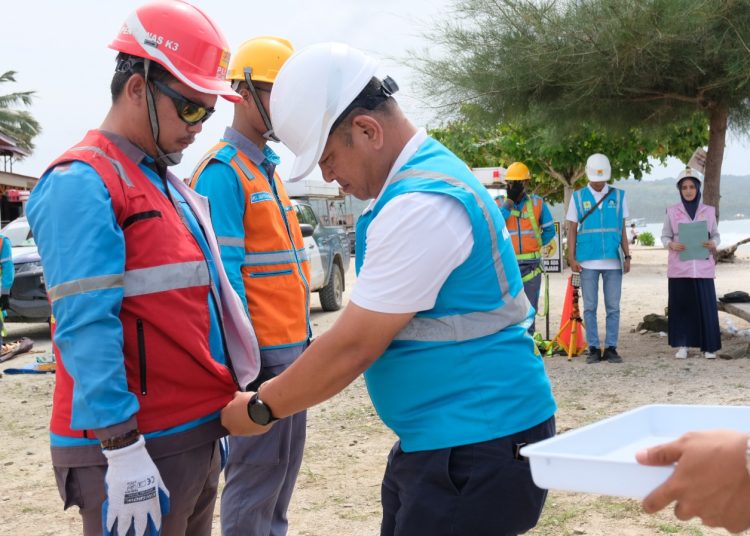 Manajer PLN UP3 Nias, Leonard Tulus M.Panjaitan (kanan) saat menyematkan rompi siaga serta Alat Pelindung Diri (APD) kepada petugas sebagai tanda kesiapsiagaan dimulai. (Satunusantara news/HO-Humas PLN UID Sumut).