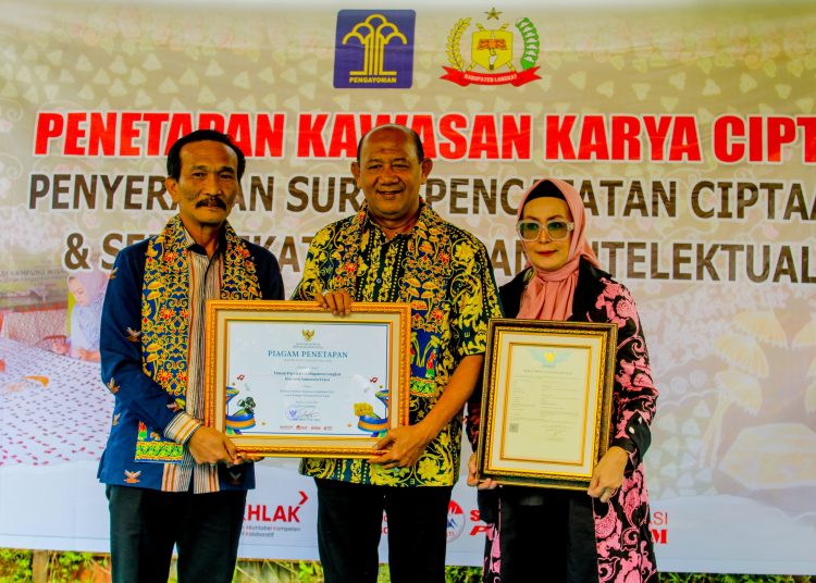 Kakanwil Kemenkum Sumut, Ignatius Mangantar Tua Silalahi (kiri) saat menyerahkan  sertifikat kepada Bupati Langkat, Syah Afandin, sebagai bentuk apresiasi terhadap upaya pelestarian budaya dan pemberdayaan masyarakat di sektor ekonomi kreatif.(Satunusantara news/HO-Kanwil Kemenkum Sumut).