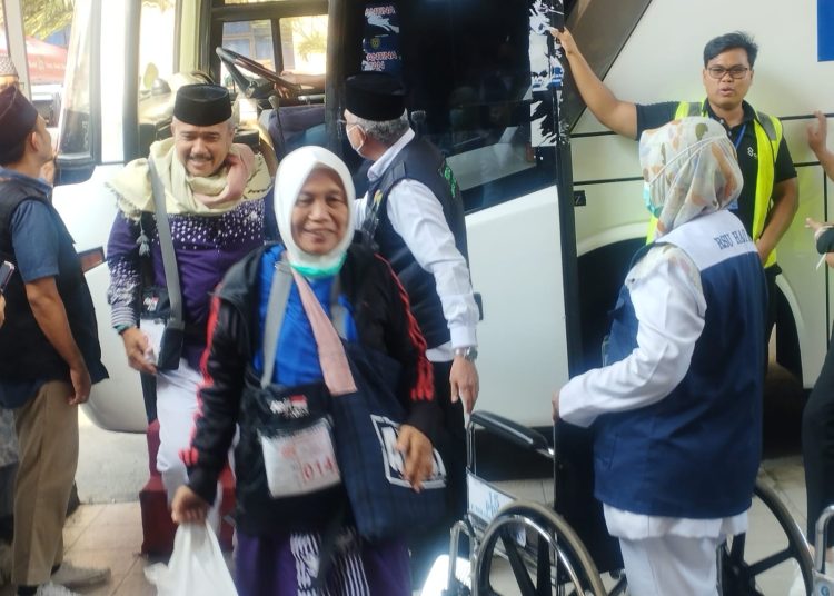 Jemaah haji Kloter 11 Debarkasi Medan, saat baru tiba  di Aula 1 Madinatul Hujjaj,Asrama Haji Medan.(Satunusantara news/Munawar).