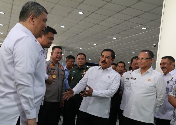 Menteri Imipas , Agus Andrianto (tengah) saat meresmikan pengoperasian 30 unit autogate di Bandara Internasional Kualanamu, Kabupaten Deli Serdang.(Satunusantara news/HO-Kanwil Ditjen Imigrasi Sumut).