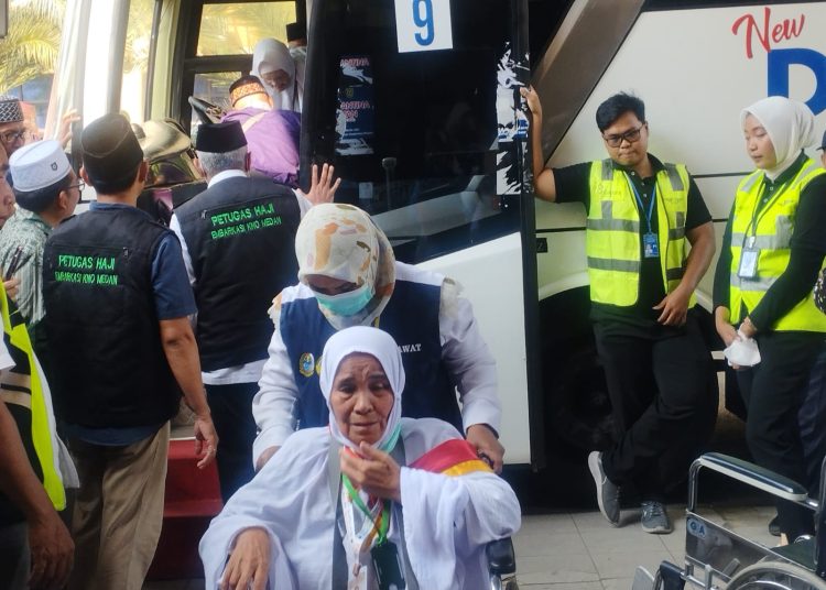 Seorang jemaah haji lansia yang tergabung di Kloter 11 Debarkasi Medan, saat tiba di Asrama Haji Medan. (Satunusantara news/Munawar).