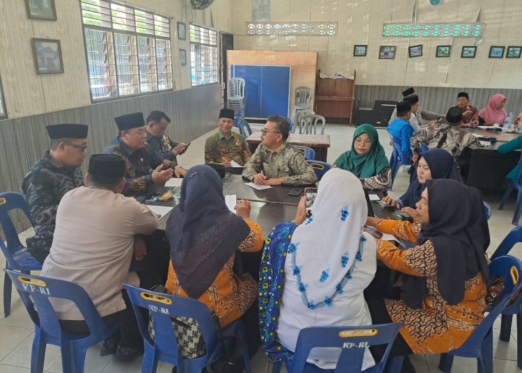 Kakan Kemenag Kabupaten Deli Serdang, Dr. H. Saripuddin Daulay, S.Ag., M.Pd (nomor enam dari kanan) saat menyampaikan pengarahan  pada  kegiatan "Penguatan Deteksi Dini Konflik Sosial Berdimensi Keagamaan" yang dilaksanakan oleh Seksi Bimas Islam di Aula Kantor Kemenag Kabupaten Deli Serdang.(Satunusantara news/HO-Humas Kemenag Deli Serdang).