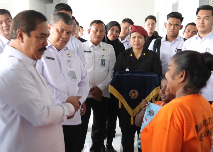 Menimipas Agus Andrianto (kiri) saat berdialog langsung dengan beberapa orang deteni di Rudenim Medan untuk mendengarkan masukan dan kondisi mereka. (Satunusantara news/HO-Kanwil Ditjen Imigrasi Sumut).