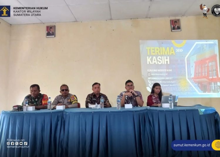 Penyuluh Hukum Kanwil Kemenkum Sumut, Davin Hansel Pasaribu (dua kanan) saat sosialisasi dan monitoring aktualisasi Pos Bantuan Hukum , dalam Rangka Penyelenggaraan Paralegal Justice Award di Kelurahan Terjun, Kecamatan Medan Marelan, Kota Medan.(Satunusantara news/HO-Kanwil Kemenkum Sumut).