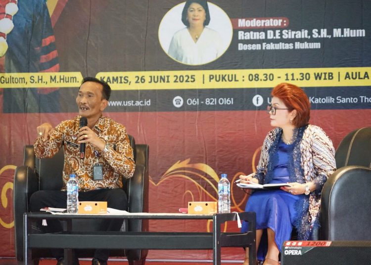 Kakanwil Kemenkum Sumut,  Ignatius Mangantar Tua Silalahi (kiri) saat memberikan  kuliah umum di UNIKA.(Satunusantara news/HO-Kanwil Kemenkum Sumut)