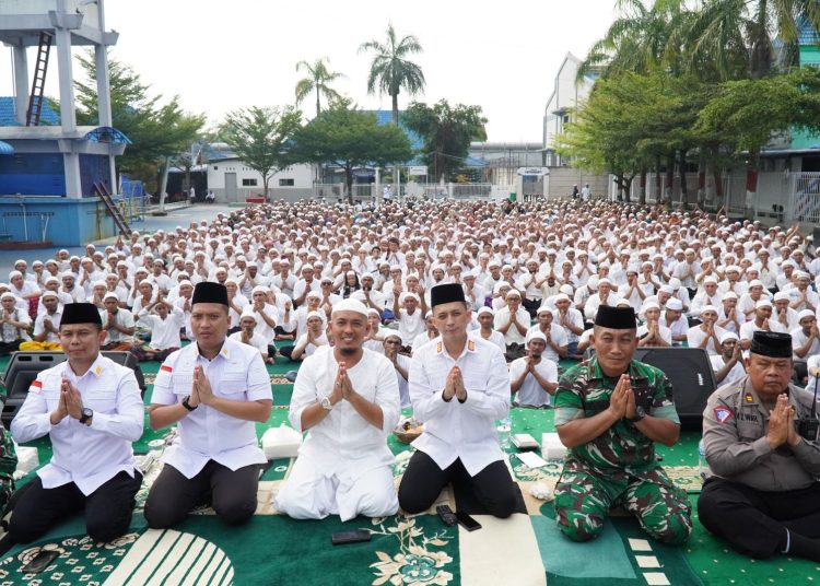 Kepala  Rutan Kelas I Medan,  Andi Surya (tiga dari kanan) saat mengikuti Dzikir Akbar bersama dengan Warga Binaan muslim dan seluruh petugas Rutan Kelas I Medan.(Satunusantar news/HO-Rutan Medan).