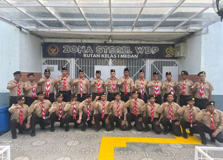 Kepala Rutan Kelas I Medan, Andi Surya (tujuh dari kanan) foto besama  seluruh jajarannya usai  mengikuti pembukaan Perkemahan Satya Dharma Bhakti Pemasyarakatan yang dibuka oleh Menimipas Agus Andrianto secara Virtual Zoom dari Lapas Kelas IIA Cibinong.(Satunusantara news/HO-Rutan Kelas I Medan).