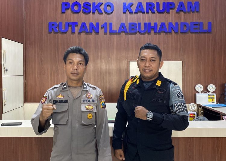 Tim patroli dari Polsek Medan Labuhan,saat menyambangi Rutan Kelas I Labuhan Deli dan berkoordinasi dengan pihak  regu jaga yang bertugas.(Satunusantara news/HO-Rutan Labuhan Deli).