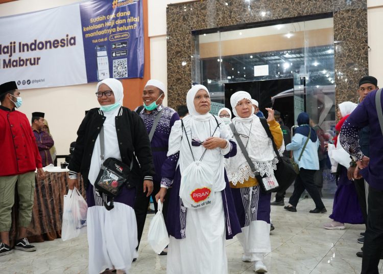 Jemaah haji dari Kloter) 13 Debarkasi Medan yang berasal dari enam daerah di Sumatera Utara, saat tiba Aula Madinatul Hujjaj Asrama Haji Medan. (Satunusantara news/HO-Humas PPIH Debarkasi Medan).
Keenam daerah tersebut yakni 21 o