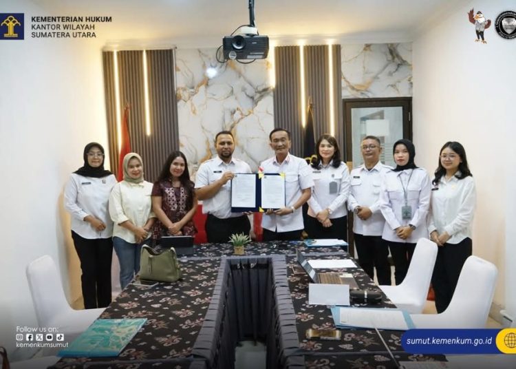 Kakanwil Kemenkum Sumut, Ignatius Mangantar Tua Silalahi (lima dari kanan) saat menyerahkan Raperbup Tapanuli Tengah tentang Pembentukan UPTD Perlindungan Perempuan dan Anak pada Dinas Pemberdayaan Perempuan dan Perlindungan Anak,  di Kanwil Kemenkum Sumut.(Satunusantara news/HO-Kanwil Kemenkum Sumut).