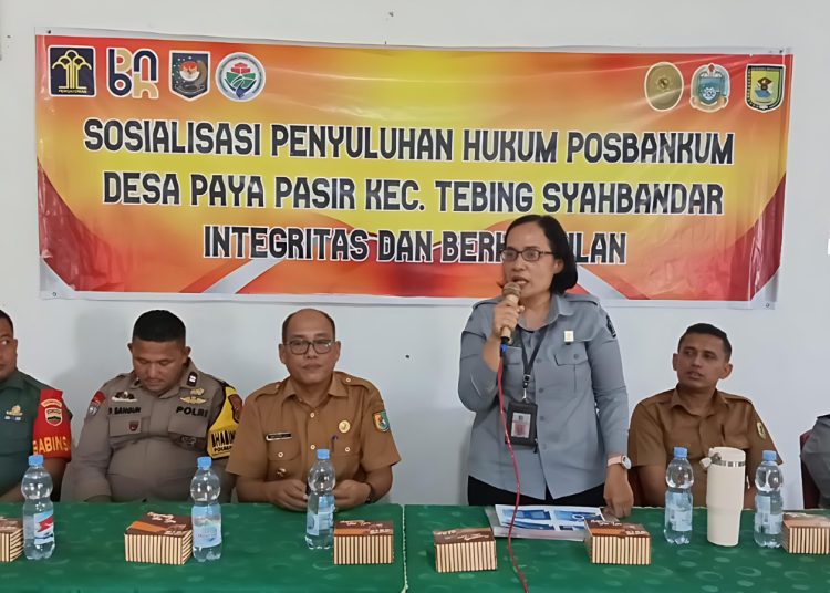 Penyuluh Hukum Ahli Madya,Kanwil Kemenkum Sumut Lamria (dua kanan) saat sosialisasi mengenal layanan Posbankum  di Desa Paya Pasir, Kecamatan Tebing Syahbandar, Kabupaten Serdang Bedagai.(Satunusantara news/HO-Kanwil Kemenkum Sumut).