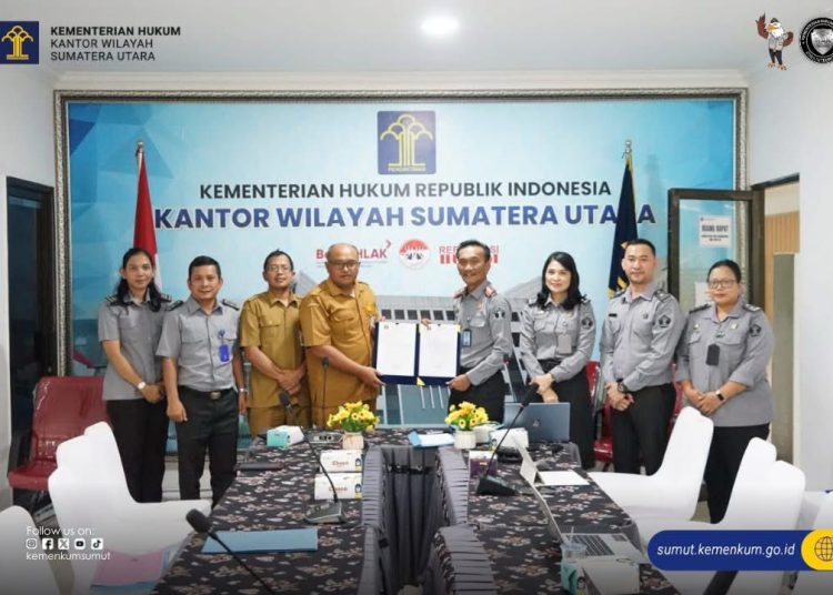 Kakanwil Kemenkum Sumut, Ignatius Mangantar Tua Silalahi (empat kanan) saat menyerahkan  Ranperbu tentang Penyelenggaraan Koperasi Desa/Kelurahan Merah Putih Kabupaten Humbahas di Kanwil Kemenkum Sumut.(Satunusantara news/HO-Kanwil Kemenkum Sumut).