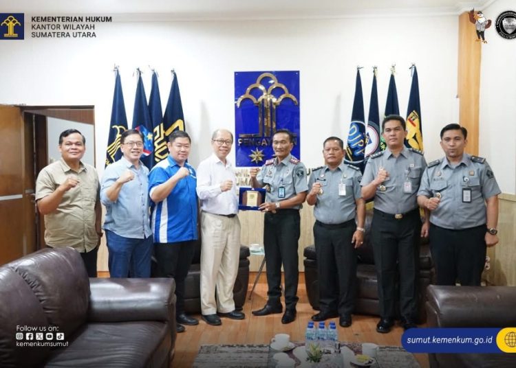 Kakanwil Kemenkum Sumut, Ignatius Mangantar Tua Silalahi (empat dari kanan) saat menyerahkan cendramata kepada Wakil Ketua DPP APINDO Sumut, Ng Pin Pin,  di Kanwil Kemenkum Sumut.(Satunusantara news/HO-Kanwil Kemenkum Sumut).