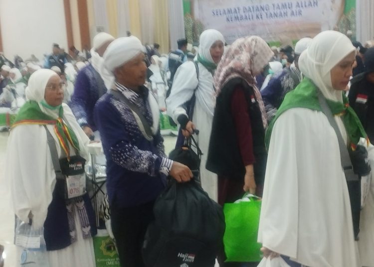 Sebanyak 357 jemaah haji Kloter 15 Debarkasi Medan, saat meninggalkan Asrama Haji Medan, dan pulang ke daerah masing-masing  di Kabupaten/Kota di Sumut.(Satunusantara news/Munawar)