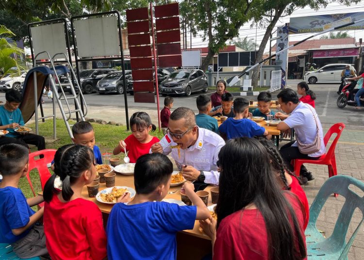 Seorang petugas Rutan Kelas I Medan, saat makan gratis bersama dengan anak-anak yatim dari Panti Asuhan di sekitar Rutan Medan.(Satunusantara news/HO-Rutan Medan).