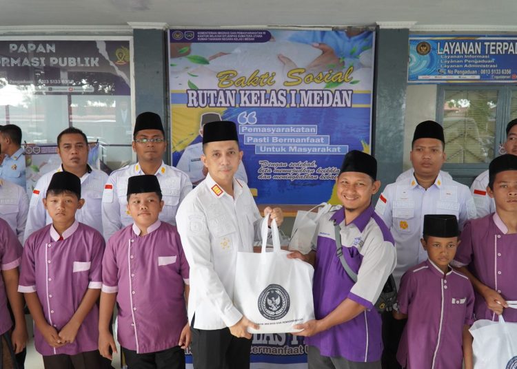 Kepala Rutan Kelas I Medan, Andi Surya (kiri) saat menyerahkan bantuan sembako kepada Pengurus Panti Asuhan. (Satunusantara news/HO-Rutan Medan).