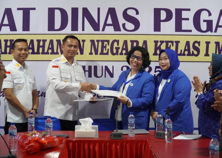 Kasi Pelayanan Tahanan Rutan Kelas I Medan  Ronny Steven (dua kiri) saat menerima  hasil survey dari Tim Surveyor dari LPA-PKP Dinas Kesehatan Deli Serdang,  dr. Hartaty Agnes.(Satunusantara news/HO-Rutan Medan).