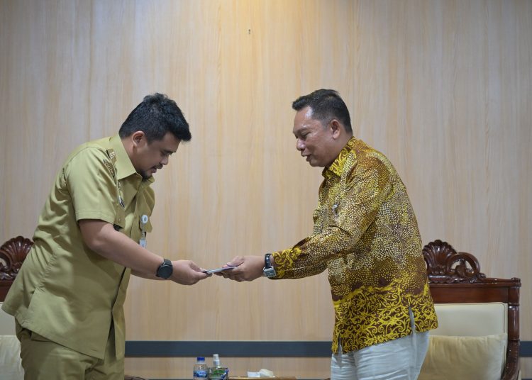 Gubernur Sumut  Muhammad Bobby Afif Nasution, saat menerima Kepala Perwakilan Bank Indonesia (BI) Wilayah Sumut Rudy Brando Hutabarat di Ruang Kerjanya, Kantor Gubernur Sumut.(Satunusantara news/HO-Diskominfo Sumut).