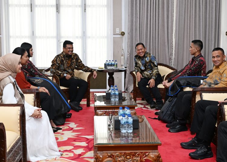 Gubernur Sumut Muhammad Bobby Afif Nasution  (dua kiri) saat menerima dua siswa yakni Adinata Kurniawan Harahap (Kota Medan) dan Kristine Andeska boru Ginting (Kabupaten Deli Serdang) membawa nama Provinsi Sumut  dan terpilih menjadi Paskibraka tingkat nasional.(Satunusantara news/HO-Diskominfo Sumut)