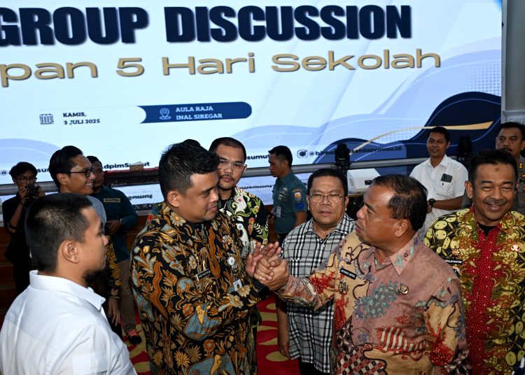 Gubernur Sumut Bobby (kiri ) saat kegiatan , FGD penerapan lima hari sekolah di Aula Raja Inal Siregar, Kantor Gubernur Sumut.(Satunusantara news/HO-Diskominfo Sumut).